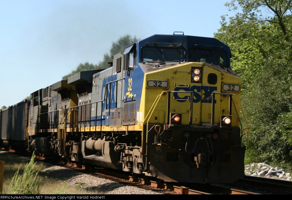 CSX 32 leads a train northbound 